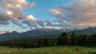 Yazın Rocky Dağı Ulusal Parkı 'nda gün batımının zamanı