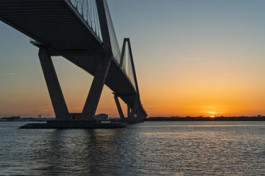 Arthur Ravenel Jr. Charleston, SC 'de güneş ılık bir bahar gününde batarken