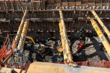 New York, New York - ABD - 09 Temmuz 2025 Sıcak bir günde Hudson Yards yakınlarındaki yeraltı inşaat alanı