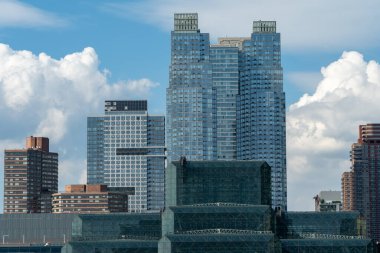 New York, New York - ABD - 09 Temmuz 2025 - Hudson Yards yakınlarındaki gökdelenler sıcak bir günde tren bakım tesisinin üzerinde