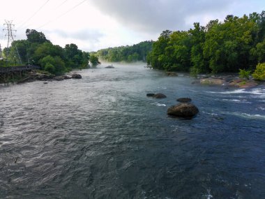 Seaside Park, NJ - ABD - 9 Temmuz 2025 Sabahın erken saatlerinde Jersey kıyısında bir ikonik bar olan The Sawmill 'in camlarını temizleyen bir kadın