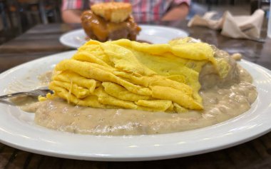 Çırpılmış yumurtalı bisküvi ve sos. Yüksek kolesterol ve yağlı konfor yiyecekler.