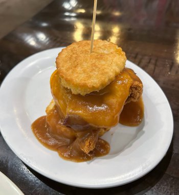 Elma yağı soslu tavuk ve bisküvi - sağlıksız konfor yemeği