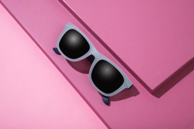 Arka planda güneş gözlüğü. Güneş gözlüğü satışı, afiş ve metin için kopyalama alanı