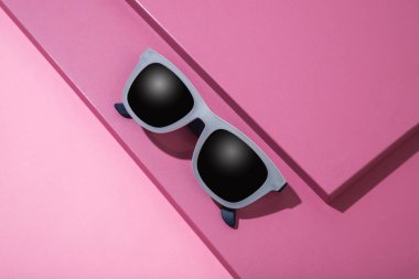 Arka planda güneş gözlüğü. Güneş gözlüğü satışı, afiş ve metin için kopyalama alanı