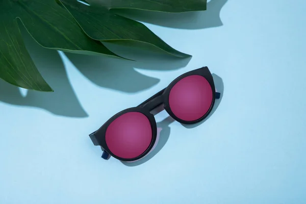 Sonnenbrillenverkauf Sonnenbrille Auf Blauem Hintergrund Kopieren Sie Platz Für Text — Stockfoto