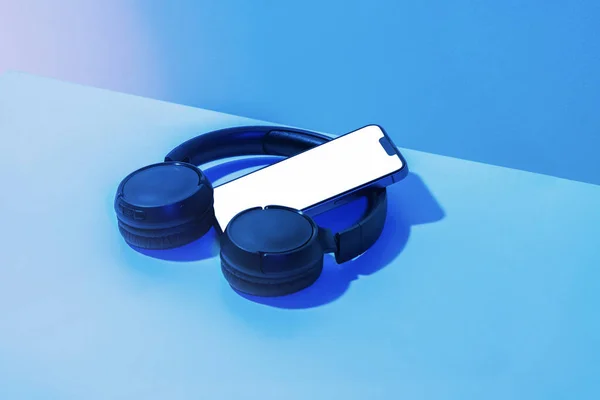 Smartphone Bluetooth Fejhallgató Fehér Képernyő Kék Neon Háttér Mockup Log — Stock Fotó