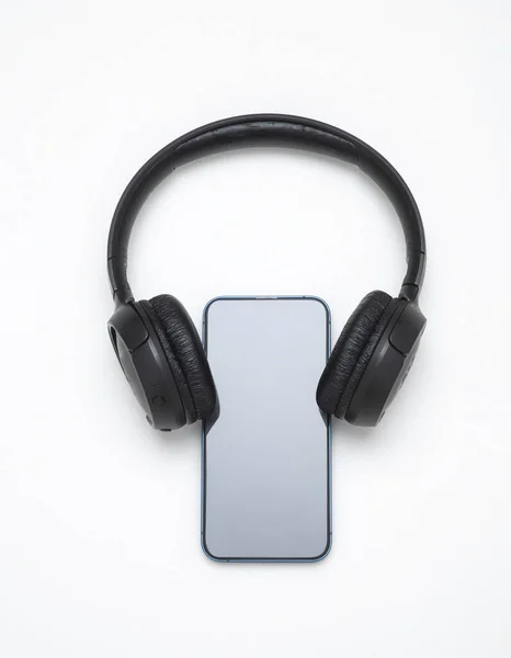 Mockup Smartphone Wyświetlacz Słuchawkami Audio Sprzęt Neonowym Tle Baner Obrazek Stockowy