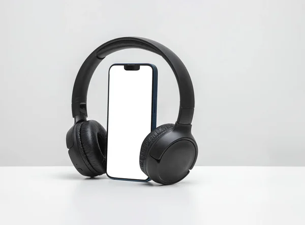 Smartphone Con Auriculares Bluetooth Con Pantalla Blanca Sobre Fondo Neón Imágenes de stock libres de derechos