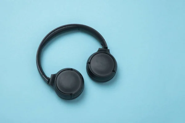 蓝色背景耳机 用于音乐节拍 免版税图库照片