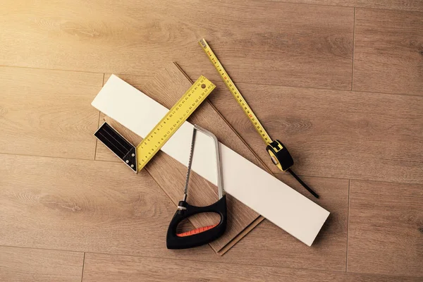 作業ツールレンチ ソケット ハンマー ドライバー プレーヤー テープ測定 木製の床の正方形のトップビュー ストック写真