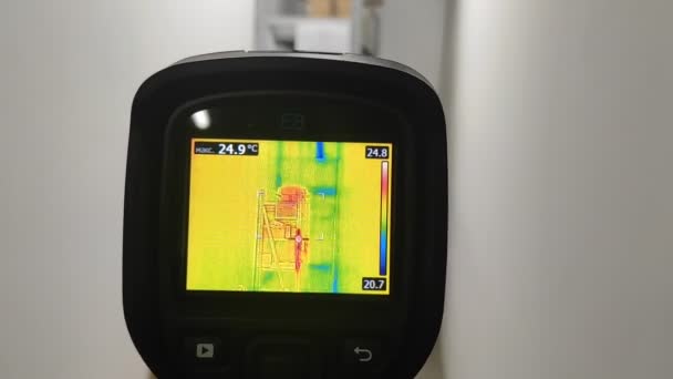 Thermal Imager Checking Heat Loss Industrial Equipment Temperature Control — Vídeo de stock