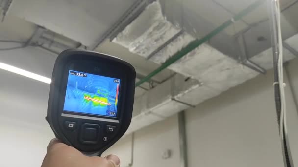 Termowizor Sprawdzam Utratę Ciepła Urządzenia Przemysłowe Kontrola Temperatury — Wideo stockowe