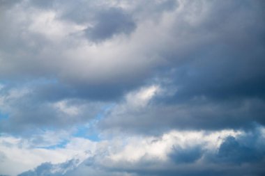 Bulutlu bir gökyüzünün fotoğrafı. Gökyüzü arka planı. doğal bulutlar.