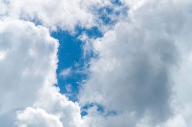 Bulutlu bir gökyüzünün fotoğrafı. Gökyüzü arka planı. doğal bulutlar.