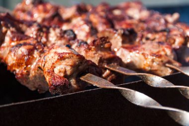 Şiş kebap. Et ateşte pişmiş. Ev yapımı barbekü.