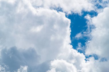 Bulutlu bir gökyüzünün fotoğrafı. Gökyüzü arka planı. doğal bulutlar.