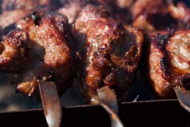 Şiş kebap. Et ateşte pişmiş. Ev yapımı barbekü.