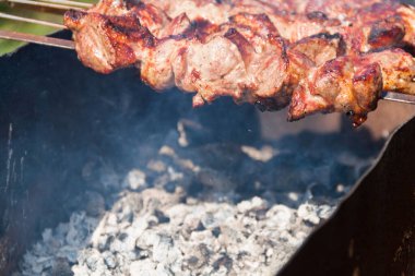 Şiş kebap. Et ateşte pişmiş. Ev yapımı barbekü.