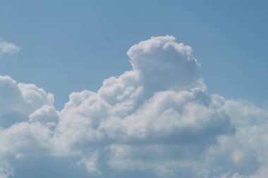 Bulutlu bir gökyüzünün fotoğrafı. Gökyüzü arka planı. doğal bulutlar.