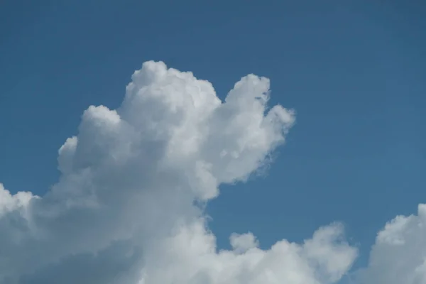 Μια Φωτογραφία Ενός Συννεφιασμένου Ουρανού Ουράνιο Φόντο Φυσικά Σύννεφα — Φωτογραφία Αρχείου