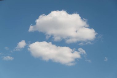 Bulutlu bir gökyüzünün fotoğrafı. Gökyüzü arka planı. doğal bulutlar.