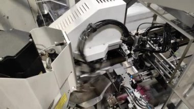 Kablo kesme makinesi. Otomatik otomotiv üretimi. robotik süreç