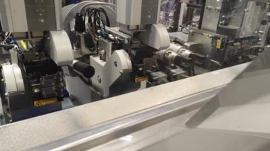 Kablo kesme makinesi. Otomatik otomotiv üretimi. robotik süreç