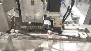 Kablo kesme makinesi. Otomatik otomotiv üretimi. robotik süreç