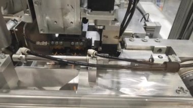 Kablo kesme makinesi. Otomatik otomotiv üretimi. robotik süreç