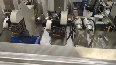 Kablo kesme makinesi. Otomatik otomotiv üretimi. robotik süreç