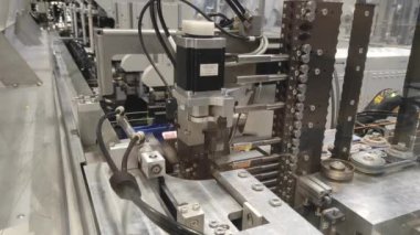 Kablo kesme makinesi. Otomatik otomotiv üretimi. robotik süreç