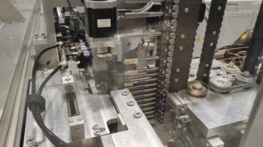 Kablo kesme makinesi. Otomatik otomotiv üretimi. robotik süreç