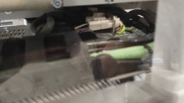 Kablo kesme makinesi. Otomatik otomotiv üretimi. robotik süreç