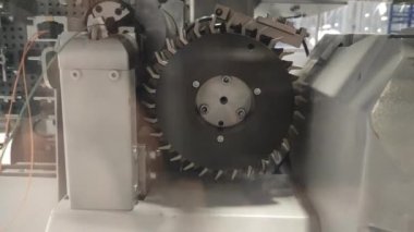 Kablo kesme makinesi. Otomatik otomotiv üretimi. robotik süreç