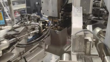Kablo kesme makinesi. Otomatik otomotiv üretimi. robotik süreç