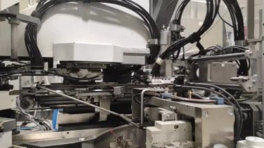 Kablo kesme makinesi. Otomatik otomotiv üretimi. robotik süreç