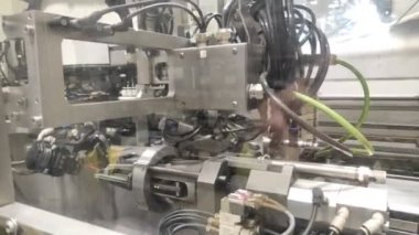 Kablo kesme makinesi. Otomatik otomotiv üretimi. robotik süreç