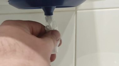 Hijyenik kağıt sıkıyor. Tuvalet endüstriyel. Umumi tuvalet. Hijyen ve sağlık