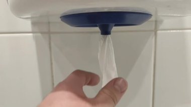 Hijyenik kağıt sıkıyor. Tuvalet endüstriyel. Umumi tuvalet. Hijyen ve sağlık