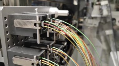 Otomobil elektriği üretimi. Robot işlemi. Otomatik işlem
