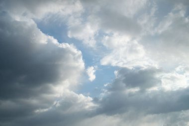 Bulutlu bir gökyüzünün fotoğrafı. Gökyüzü arka planı. doğal bulutlar.