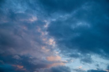 Bulutlu bir gökyüzünün fotoğrafı. Gökyüzü arka planı. doğal bulutlar.