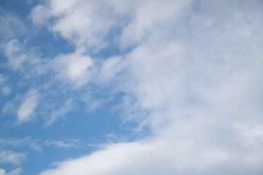 Bulutlu bir gökyüzünün fotoğrafı. Gökyüzü arka planı. doğal bulutlar.