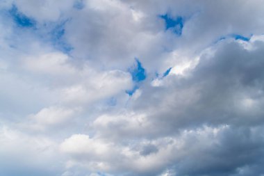 Bulutlu bir gökyüzünün fotoğrafı. Gökyüzü arka planı. doğal bulutlar.