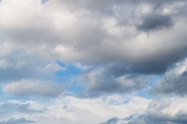 Bulutlu bir gökyüzünün fotoğrafı. Gökyüzü arka planı. doğal bulutlar.