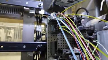 Elektrik kablolarının otomotiv üretimi. Otomotiv elektrik kabloları üretmek için robot otomatik işlem. Kimsesiz