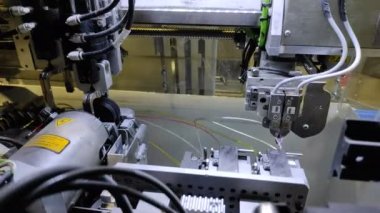 Elektrik kablolarının otomotiv üretimi. Otomotiv elektrik kabloları üretmek için robot otomatik işlem. Kimsesiz