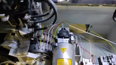 Elektrik kablolarının otomotiv üretimi. Otomotiv elektrik kabloları üretmek için robot otomatik işlem. Kimsesiz