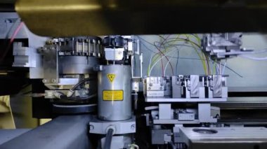 Elektrik kablolarının otomotiv üretimi. Otomotiv elektrik kabloları üretmek için robot otomatik işlem. Kimsesiz